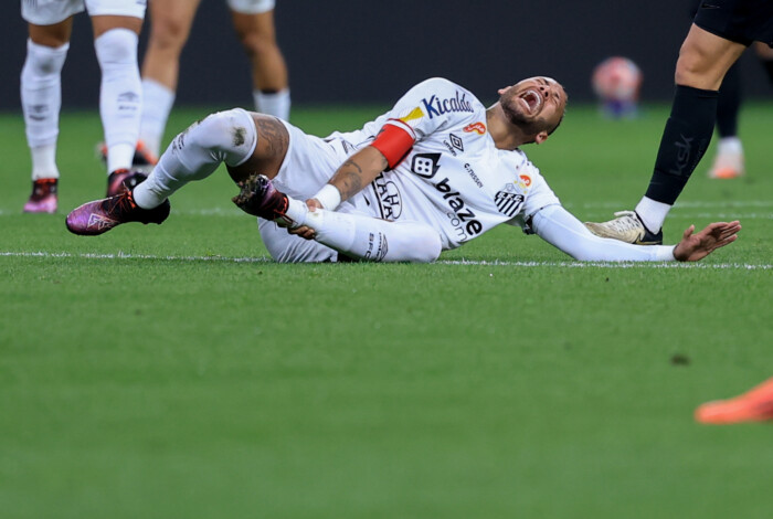 Neymar no primeiro clássico de volta ao Brasil; veja imagens do craque contra o Corinthians