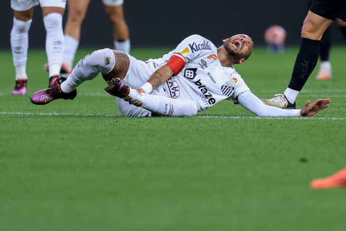 Neymar sofreu faltas duras dos jogadores do Corinthians.