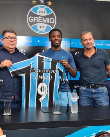 Francis Amuzu, novo reforço do Grêmio se junta a um pequeno grupo de jogadores nascidos na África que jogaram no Brasil. O atleta, no entanto, tem a nacionalidade Belga, país onde construiu toda sua carreira no futebol 