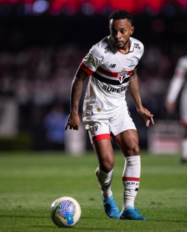 O lateral-esquerdo Welington é outro jogador do São Paulo que se machucou no sintético. O jogador sofreu uma lesão ligamentar no tornozelo direito