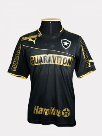 Botafogo 2013 - O tim venceu a Taça Guanabara e o Campeonato Carioca naquele ano. A camisa leiloada pelo Seu Lance! foi utilizada por Clarence Seedorf e teve o valor inicial de R$2000.