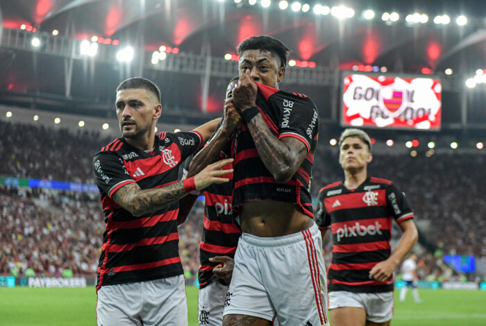 Bruno Henrique e Arrascaeta são os maiores campeões da história do Flamengo; veja os títulos