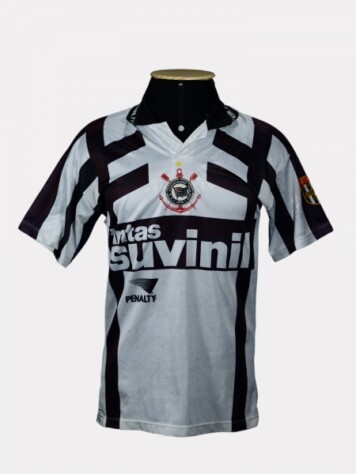 Corinthians 95/96 - o Timão levantou o troféu da Copa do Brasil naquele ano. A equipe venceu oito das 10 partidas disputadas, inclusive as duas da final. A camisa foi leiloada pelo Seu Lance! e teve o valor inicial de R$799.