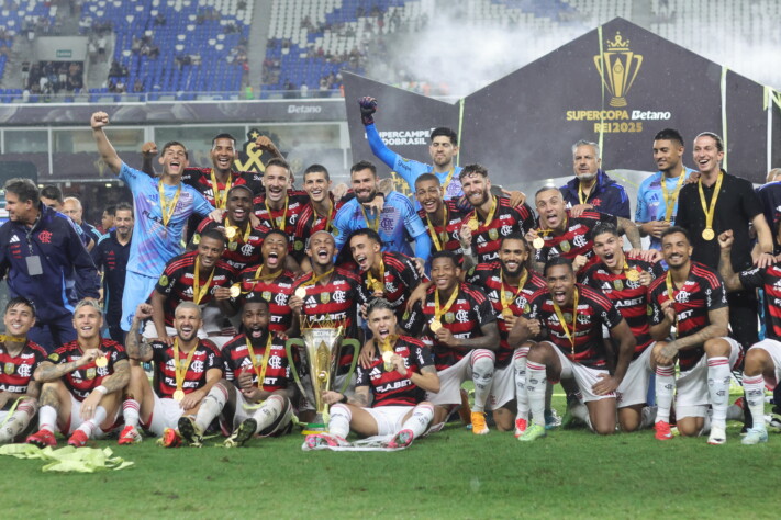 Quem tem mais, tem três! O Flamengo bateu o Botafogo por 3 a 1, neste domingo (2), para conquistar o terceiro título da Supercopa do Brasil. Após oito decisões, o Rubro-Negro se tornou o maior vencedor da competição. Relembre todos os jogos e campeões da Supercopa Rei: