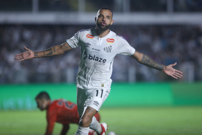 O Santos superou por 3 a 1 o São Paulo e garantiu a vitória do clássico SanSão neste sábado (1). O primeiro jogo do Peixe, após a contratação de Neymar, teve como destaque outro jogador: o artilheiro Guilherme. No Campeonato Paulista 2025, após seis rodadas, o atacante lidera o ranking de artilharia. Confira: