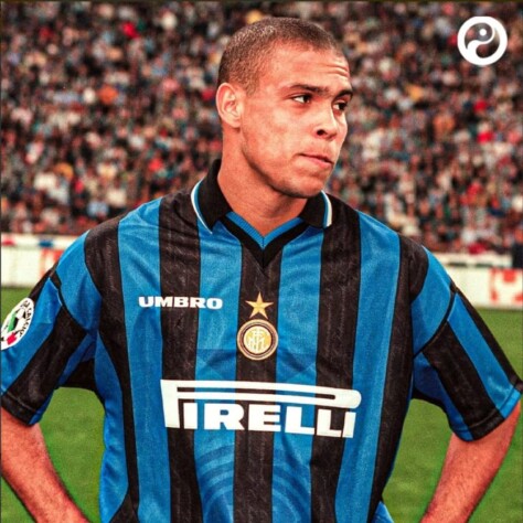 Inter de Milão 97/98 - A camiseta marcou uma das maiores temporadas da carreira de Ronaldo Fenômeno. O brasileiro conquistou o troféu Fifa The Best de melhor do mundo, a Bola de Ouro e a Liga Europa daquele período. O manto custa R$ 2,5 mil, cerca de 425 euros.