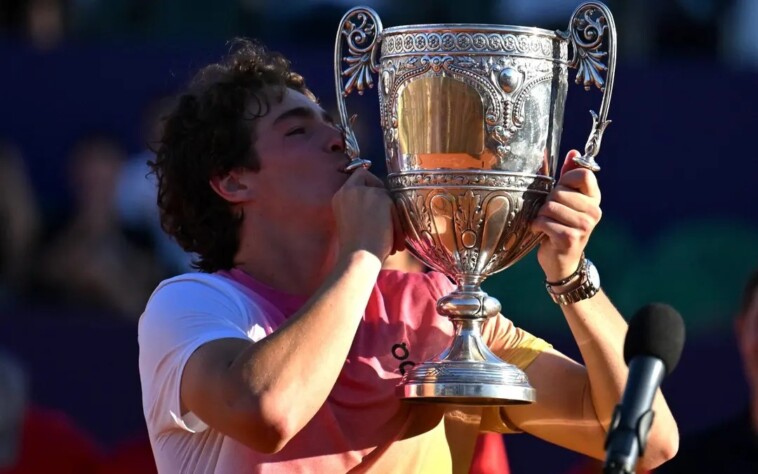 É campeão! João Fonseca derrotou Francisco Cerúndolo por 2 sets a 0 (6/4 e 7/6(1), e conquistou seu primeiro título de ATP em Buenos Aires. Com uma atuação segura e dominante, o brasileiro entra para a história como um dos tenistas mais jovens a vencer um torneio do circuito ATP. Confira a lista: