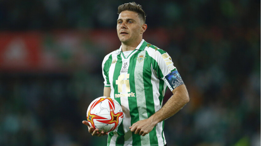 Joaquim Sánchez - O ídolo do Betis se aposentou com 41anos, no fim da temporada 22/23. O meia atuou por mais de 520 jogos, pelo clube espanhol. A lenda do futebol espanhol estreou em 2000, jogou 839 partidas oficiais e fez 112 gols.