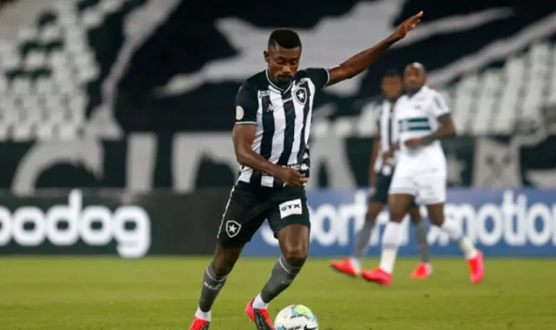 Salomom Kalou foi jogador do Botafogo nos anos de 2020 e 2021. Apesar da grande expectativa, o costa-marfinense teve uma passagem discreta, com apenas um gol marcado 