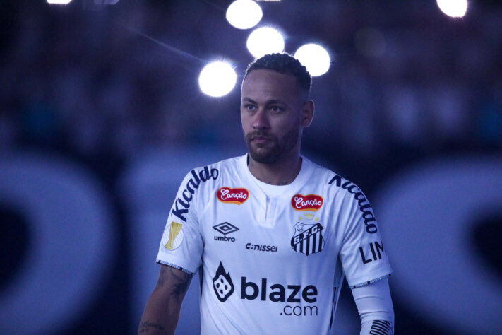 No dia da reestreia de Neymar, nesta quarta-feira (5), o Santos empatou por 1 a 1 com o Botafogo-SP pela 7ª rodada do Campeonato Paulista. Veja as fotos do camisa 10 em atuação pelo Peixe na Vila Belmiro: