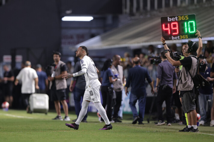 SP - SANTOS - 05/02/2025 - PAULISTA 2025, SANTOS X BOTAFOGO-SP - Neymar Jr. jogador do Santos durante partida contra o Botafogo-SP no estadio Vila Belmiro pelo campeonato Paulista 2025. Foto: Ettore Chiereguini/AGIF