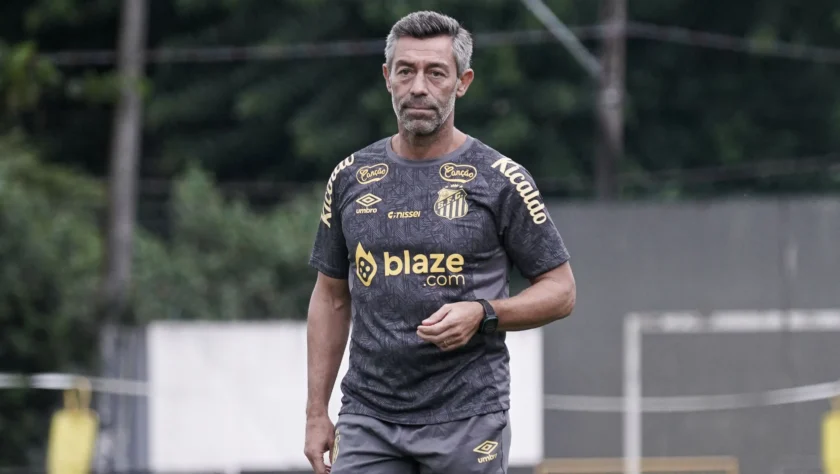 Pedro Caixinha teve passagem pelo RB Bragantino entre 2023 e 2024 e atualmente treina o Santos