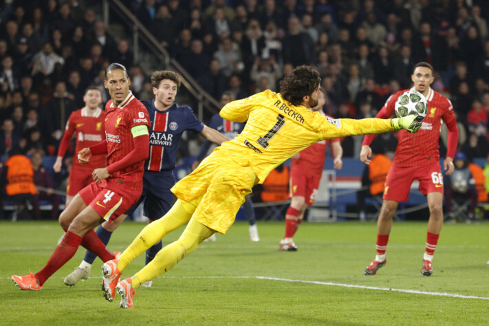 Alisson foi bombardeado pelo PSG durante a partida, mas fechou o gol e garantiu a vitória do Liverpool por 1 a 0.