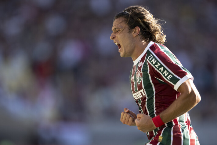 O Fluminense venceu o primeiro clássico por 3 a 2, em 1912.