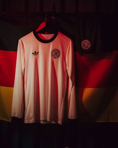 A Adidas apresentou oficialmente uma camisa especial para a Alemanha, que celebra os 125 anos da DFB, a Federação Alemã de Futebol, fundada em 28 de janeiro de 1900. A peça especial traz inspiração no time campeão mundial na Copa do Mundo da Alemanha, em 1974, e será vendida em edição limitada. Confira imagens: