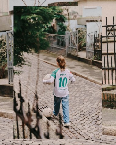 O modelo é uma réplica da camisa usada pelo meia brasileiro na temporada 2006/07, com detalhes em alusão ao seu período no clube, atualizada com os patrocinadores atuais.