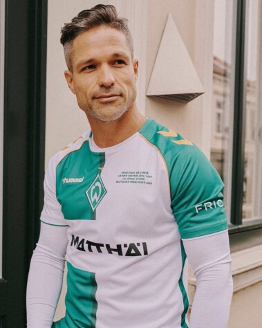 Diego Ribas receberá uma homenagem neste mês no futebol europeu. O Werder Bremen, clube alemão em que ele jogou entre 2006 e 2009, fará um jogo de despedida para o ex-jogador do Flamengo. Para a ocasião, o clube lançou uma camisa comemorativa do brasileiro, que será usada em campo. O jogo acontecerá no dia 22 de março de 2025, no Weserstadion, na Alemanha. ➡️