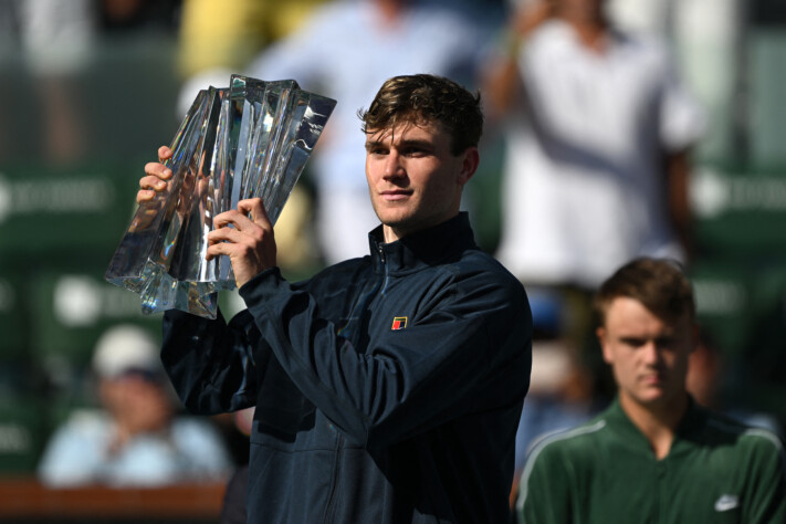 Jack Draper acabou precocemente com a participação de João Fonseca no Masters 1000 de Indian Wells. Após enfrentar uma série de grandes nomes do tênis, o britânico se consagrou o campeão da competição em cima de Holger Rune. Com a vitória, o tenista teve "boom" no ranking mundial de tênis da ATP. Confira o top-10 atualizado.