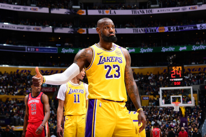 Em partida histórica de LeBron James, o Los Angeles Lakers venceu o New Orleans Pelicans por 136 a 115. Na ocasião, o atleta alcançou de 50 mil pontos na carreira. Com a vitória, LeBron chegou ao terceiro lugar na lista de jogadores com mais vitórias na história da NBA; veja top-10 ➡️