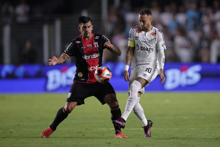 A estreia de Neymar aconteceu contra o Botafogo-SP e os jogadores do time adversário fizeram fila para tirar fotos com o astro após o fim da partida.