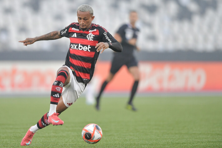 Lateral-direito: Wesley (Flamengo)