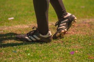 Foto Grupo de pessoas jogando futebol no campo de grama verde durante o dia  – Imagem de Futebol grátis no Unsplash