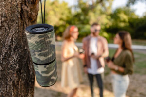 Pessoas ouvindo música com caixa de som bluetooth