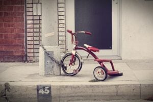 bicicleta infantil presa com cadeado para bicicletas.