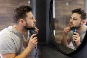 Fazer a barba em frente ao espelho