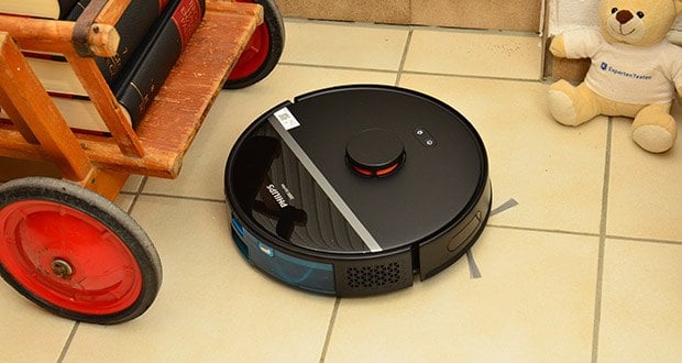 Robô aspirador Philips Homerun 3100 com função de esfregão em teste - Limpa embaixo dos móveis graças à baixa altura (96 mm)